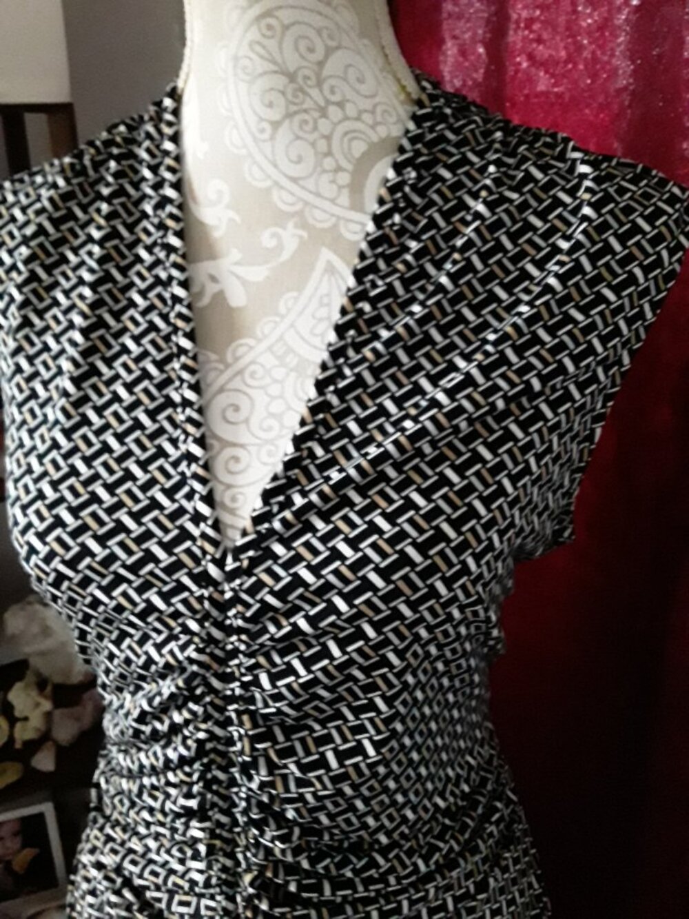 White House Black Market sleeveless ruched waistline top size L